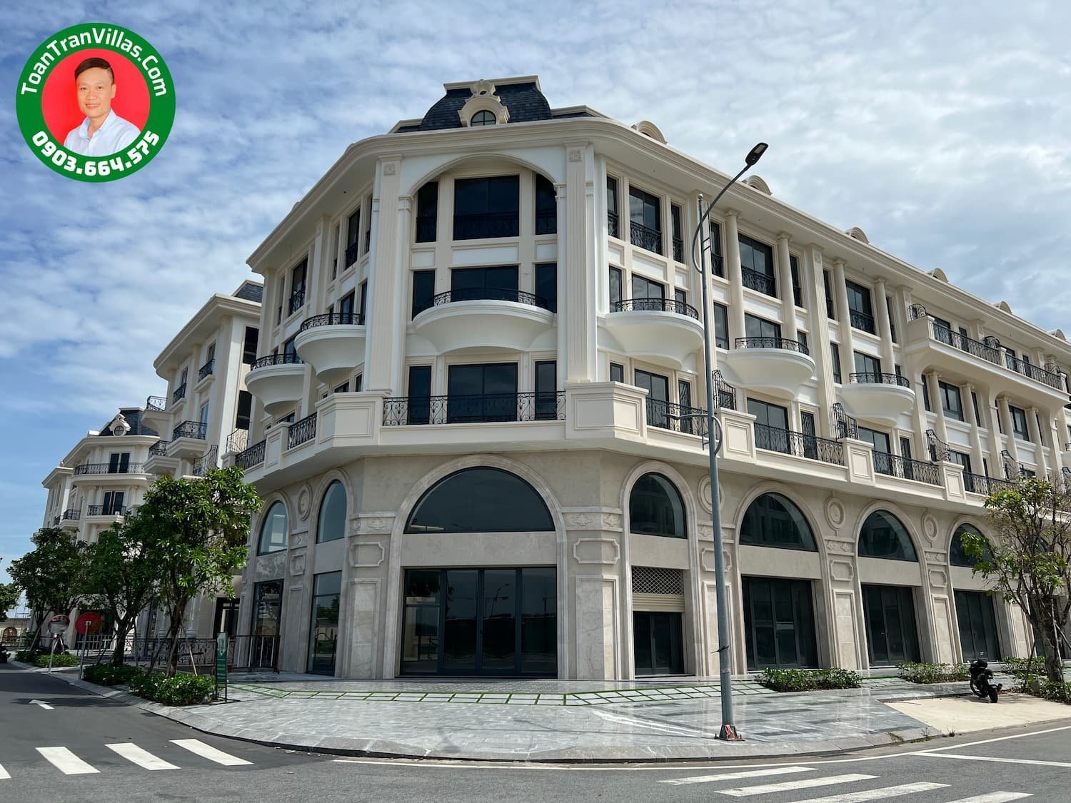 Mặt tiền Đinh Thị Thi Phố đi bộ Royal Vạn Phúc