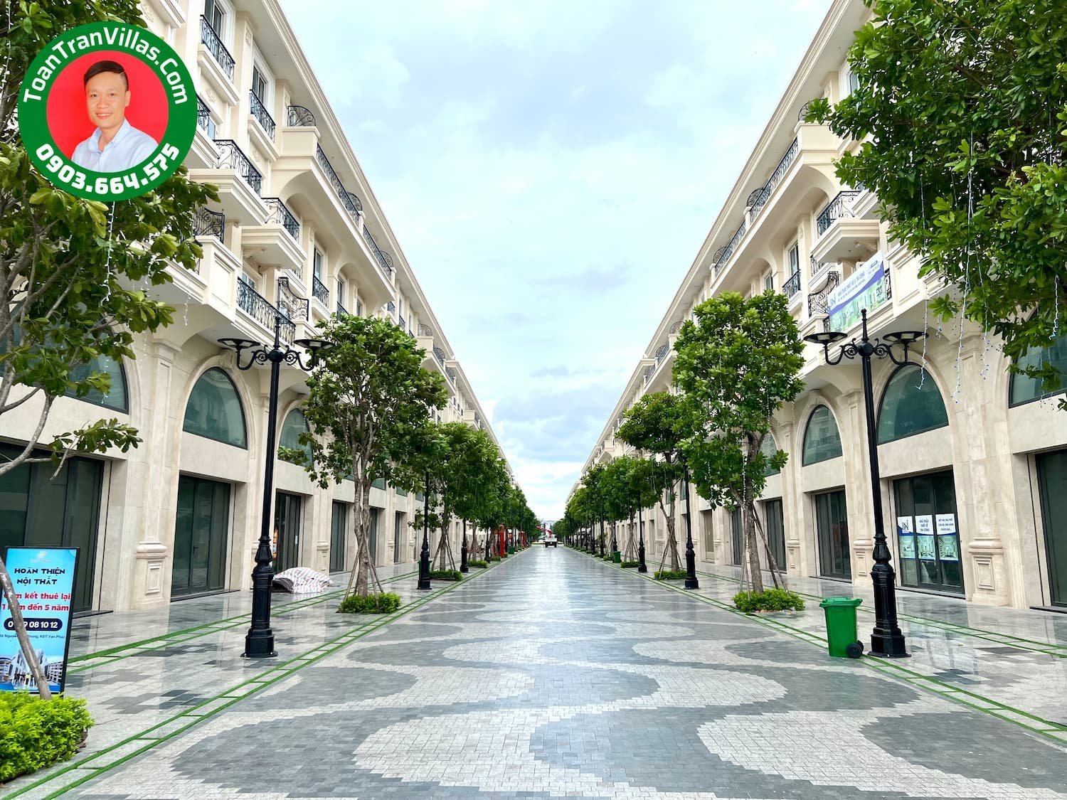Đường Royal, mặt sau Đinh Thị Thi Phố đi bộ Royal Vạn Phúc